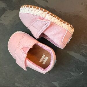 Newborn baby Tom’s pink crib shoes